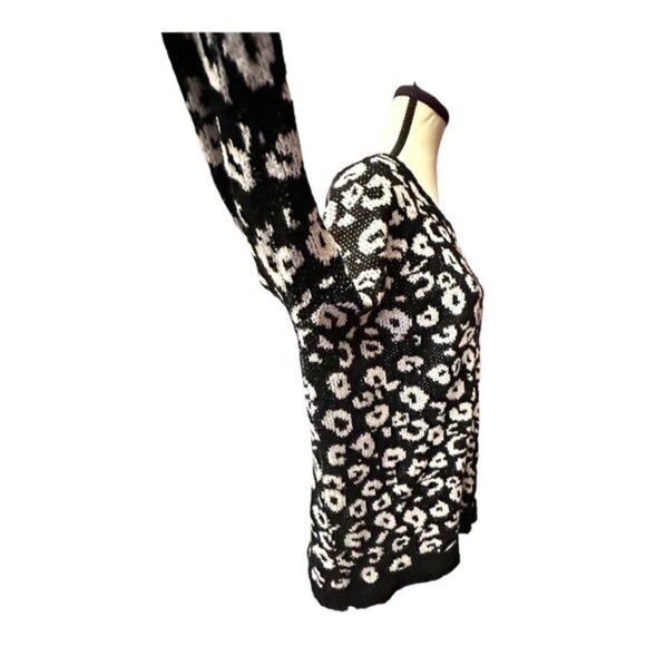 Women’s F21 Forever 21 Medium Black & White Cheetah Knit Sweater - Picture 3 of 9